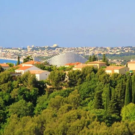 Avec Vue Sur La Piscine Partagee Et Jardin Clos A Sur A 5 Km De La *