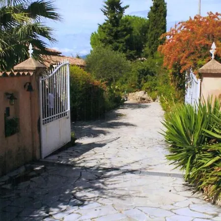 Avec Vue Sur La Piscine Partagee Et Jardin Clos A Sur A 5 Km De La * Cagnes-sur-Mer