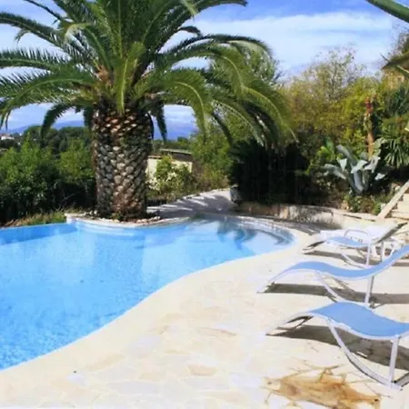 Apartment Avec Vue Sur La Piscine Partagee Et Jardin Clos A Sur A 5 Km De La *